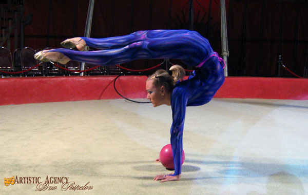 Contortionist Licks Her Own Pussy Photos Et Galeries