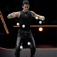 Henrik - Juggling Act with Bouncing Balls